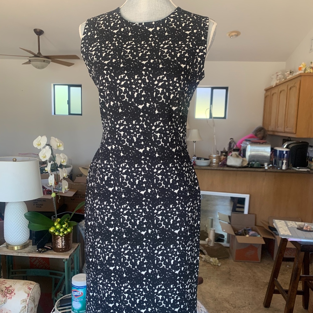 Sleeveless black & white slimming work dress